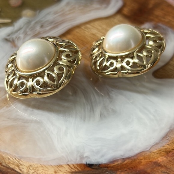 Vintage 80’s Trafari Gold and Pearl Clip-On Earrings - Picture 3 of 8